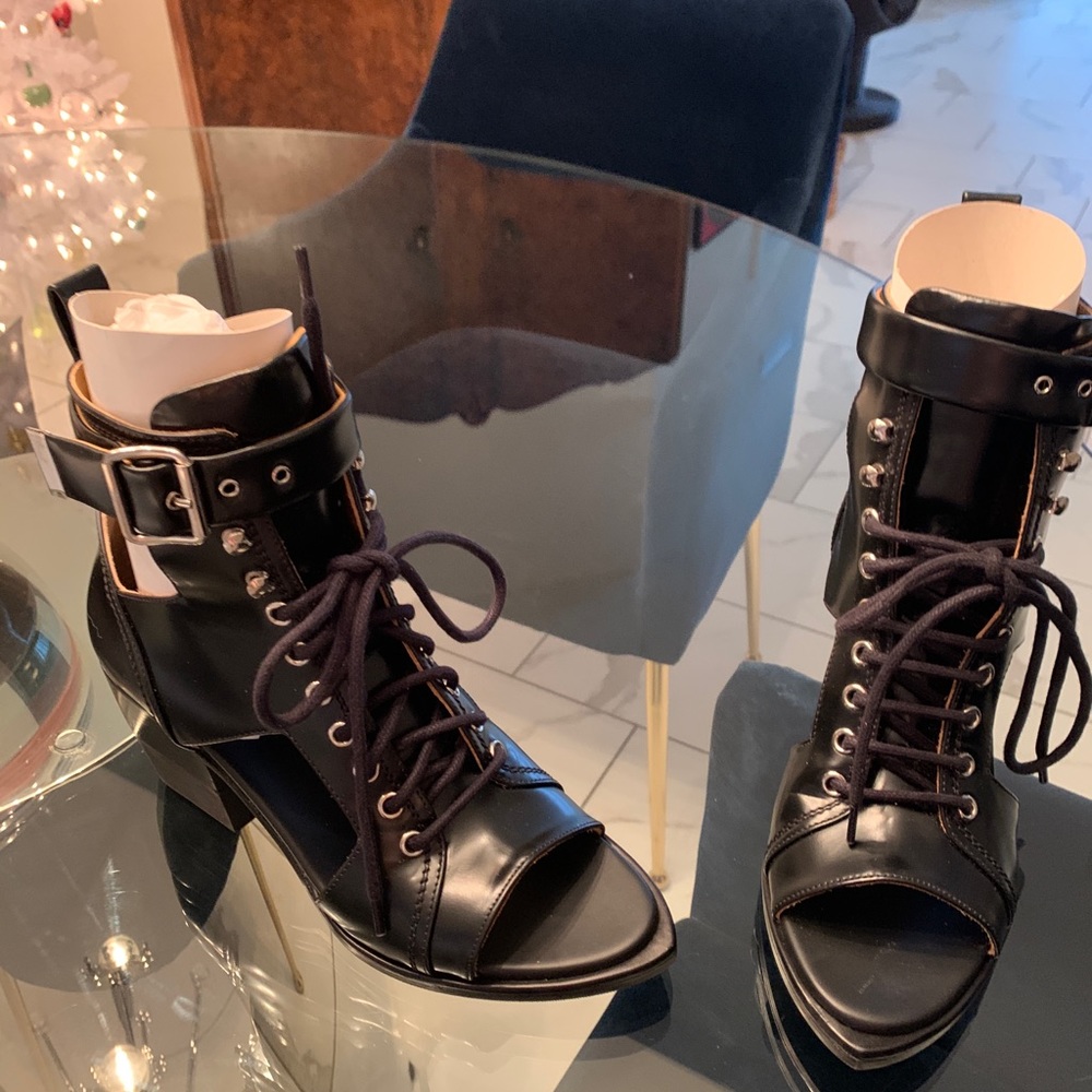 CHLOE SANDALS WORN ONCE. ULTIMATE FASHIONISTA SHOE. SCREAM ROCK STAR.